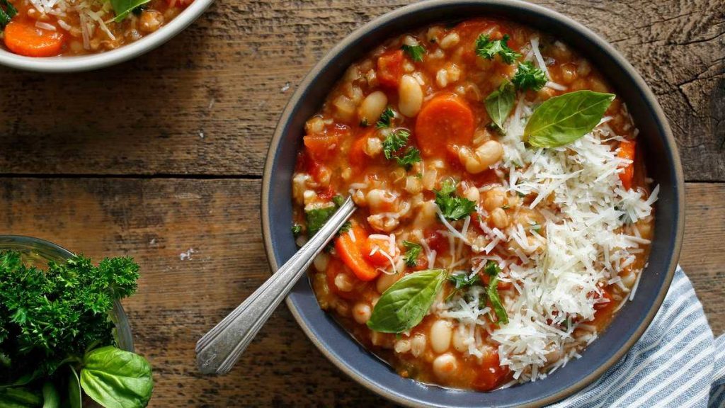 Рецепты быстрых обедов для городского жителя. Итальянский суп с фасолью, авокадо с курицей и пицца на сковороде
